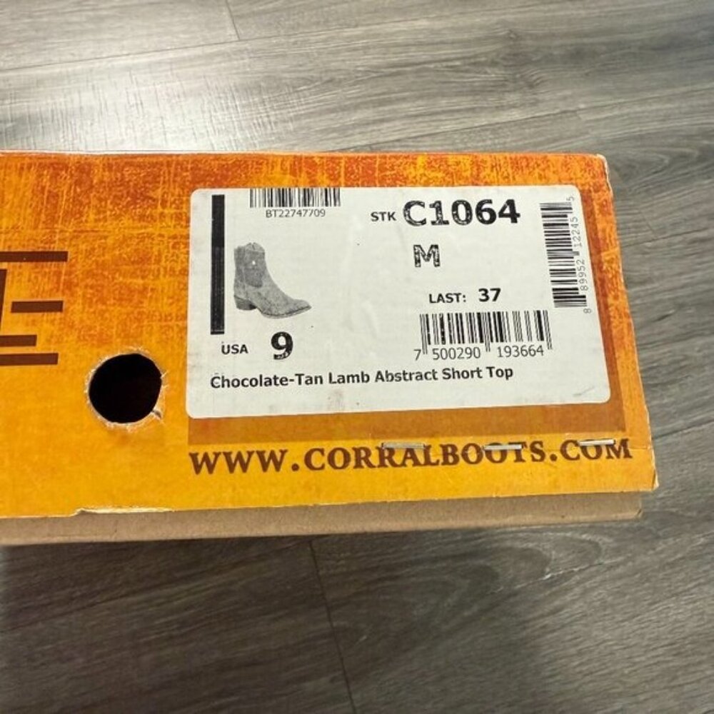 NIB Corral Lamb Chocolate Tan Abstract Short Top Handmade Booties Size 9 - Picture 2 of 7